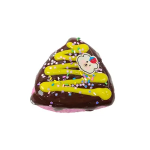 Macro-opname van een cake-squishy speelgoed met chocoladeglazuur en een berenpatch.