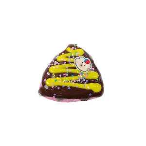 Langzaam rijzende driehoekige cake squishy met chocoladeglazuur en kleurrijke hagelslag