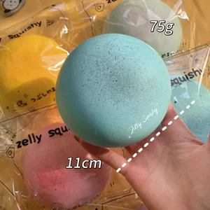 Κοντινό πλάνο γαλάζιου squishy 11cm, βάρος 75g, με ιδιαίτερη ανάγλυφη υφή