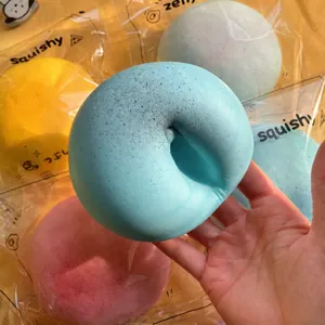 Κοντινό πλάνο ενός μπλε squishy παιχνιδιού bagel αργής επαναφοράς.