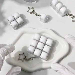 Detailansicht des weißen Schlüsselanhängers im Tofu-Stil mit mechanischen Drucktasten.