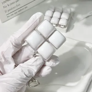 Nahaufnahme des weißen Mao Tofu Fidget-Knopf-Schlüsselanhängers mit Klick-Schaltern