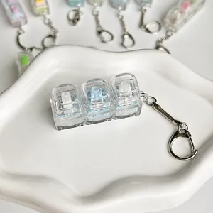 Detailweergave van een 3-toets mechanische schakelaartester fidget sleutelhanger.