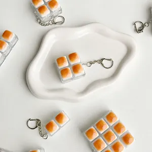 Detailopname van de karamelbrood keycap hanger met een gedetailleerd marshmallow ontwerp