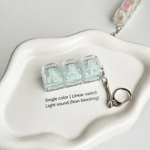 Detailopname van 3-toets mechanische schakelaar fidget-sleutelhanger met heldere MOA-keycaps