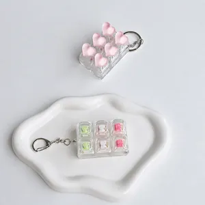 Vue rapprochée du porte-clés fidget à 6 touches mécaniques avec cœurs roses