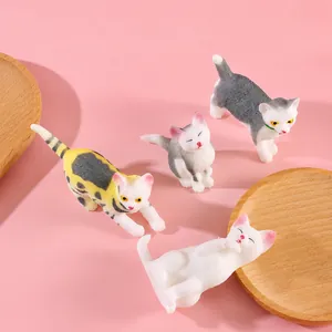 Gruppo di graziose statuette di gatti in miniatura per scrivania e sollievo dallo stress.