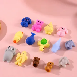 Assortiment détaillé de jouets squishy animaux colorés sur fond rose