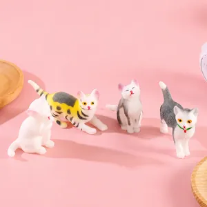 Primo piano di quattro simpatici gatti antistress a rimbalzo lento su uno sfondo rosa
