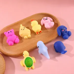 Détail de divers jouets squishy animaux de dessin animé colorés sur un plateau en bois clair