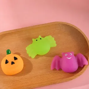 Detailaufnahme von Halloween-Quetschspielzeugen in Kürbis- und Fledermausform