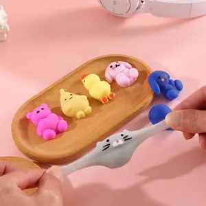Gros plan d'un jouet spongieux chat de dessin animé étiré pour soulager le stress