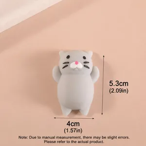 Vue détaillée d'un jouet chat squishy gris avec poids de 13g et hauteur de 5,3cm