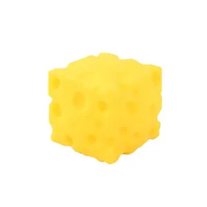 Dettaglio macro del grande squishy a forma di formaggio giallo con fori realistici