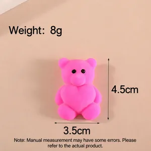 Vue détaillée du jouet squishy ours rose montrant 4,5 cm de hauteur et 8 g