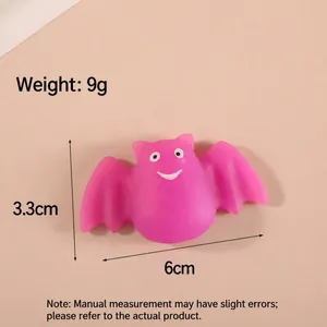Detaillierte Nahaufnahme eines rosa fledermausförmigen Squishy-Spielzeugs mit 6cm Breite und 9g