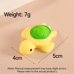Gros plan d'un jouet anti-stress tortue jaune montrant les dimensions de 5 cm par 4 cm