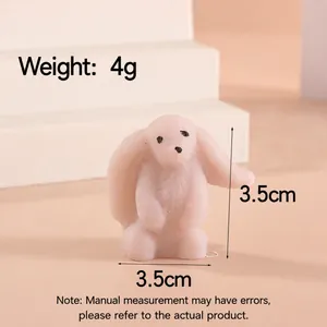 Détail du jouet squishy lapin rose montrant la taille de 3,5 cm et le poids de 4 g