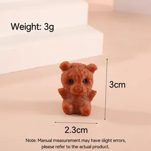 Gros plan d'un mini ours squishy montrant les dimensions : 3 cm de haut et 3 g de poids