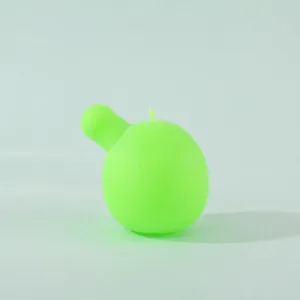 Detail van een fel limoengroene zachte rubberen bellenkern voor anti-stress speelgoed.