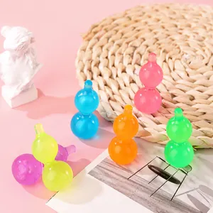 Detalle de juguetes antiestrés en miniatura con forma de calabaza luminosa y traslúcida de colores