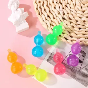 Primer plano de juguetes fidget de calabaza coloridos que brillan en la oscuridad para estrés