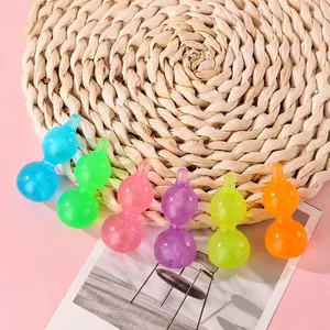 Primer plano macro de juguetes antiestrés luminosos de colores en forma de calabaza.