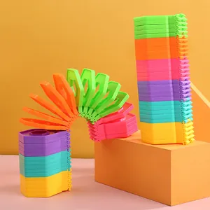 Kleurrijk regenboog stapelspeelgoed voor creatieve stressvermindering en plezier.