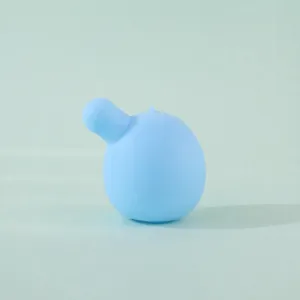 Detailopname van een lichtblauwe siliconen bellenkern voor knijpspeelgoed