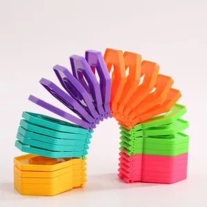 Kleurrijk regenboog in elkaar grijpend zeshoekig puzzelspeelgoed voor stressverlichting.
