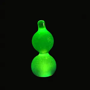 Vista detallada de un juguete antiestrés de calabaza verde fluorescente y brillante