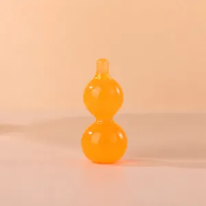 Primer plano de un juguete antiestrés con forma de calabaza naranja fluorescente.