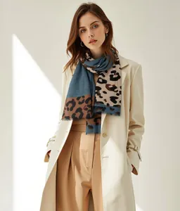 Vista detallada de bufanda ligera de patchwork con estampado de leopardo para dama