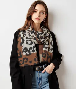 Primer plano detallado de una elegante bufanda de leopardo usada por una modelo en estudio