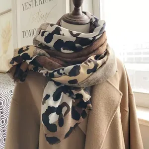 Elegante bufanda larga con estampado de leopardo y bloques de color marrón en maniquí