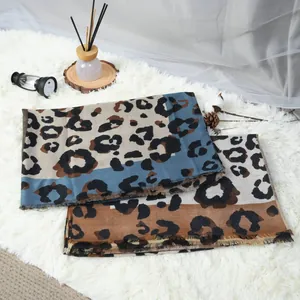 Elegantes bufandas de patchwork con estampado de leopardo para otoño e invierno