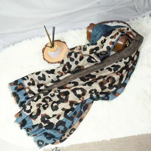 Vista macro detallada de la elegante bufanda de patchwork de leopardo en azul y beige