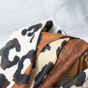Primer plano de una suave bufanda con estampado de leopardo y elegante diseño de patchwork.
