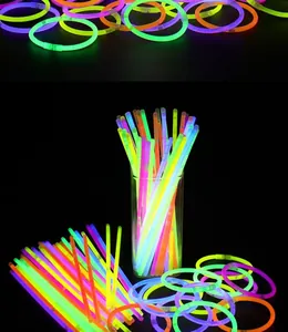 Bunte Knicklichter und Armbänder, die auf schwarzem Hintergrund leuchten