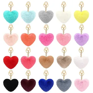 Collection de porte-clés en fausse fourrure en forme de cœur de couleurs vives.