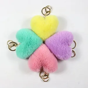 Vue détaillée de porte-clés en forme de cœur en peluche colorée dans quatre couleurs