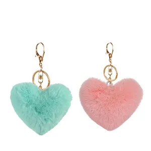 Porte-clés cœur en fausse fourrure duveteuse vert menthe et rose pour décoration.