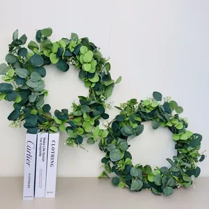 Detail von zwei künstlichen Eukalyptuskranz mit weißen Blüten im nordischen Stil