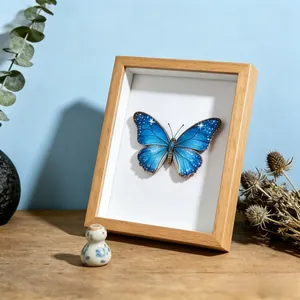 Detaillierte Nahaufnahme eines hölzernen 3D-Hohlrahmens mit einem blauen Schmetterlingsexemplar