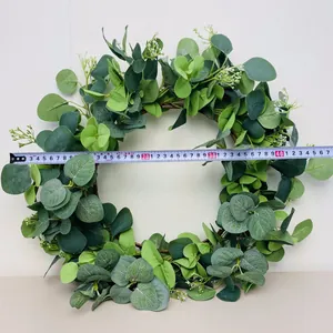 Detailansicht eines künstlichen Eukalyptuskanzes mit einer Durchmesser-Messung von 45 cm