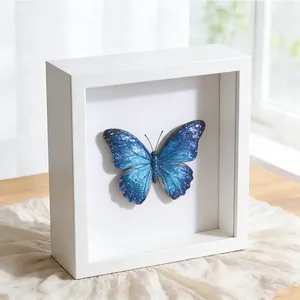 Nahaufnahme eines weißen 3D-Objektrahmens aus Holz mit einem blauen Schmetterlingspräparat