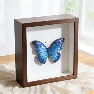 Detail eines 3D-Hohlholzrahmens mit Schmetterling-Präparat und Holzmaserung.