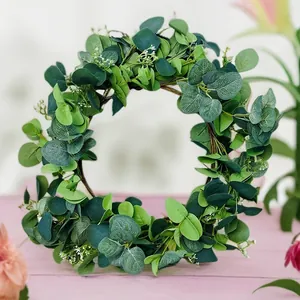 Elegante ghirlanda di eucalipto artificiale per decorazione di porte e pareti in stile nordico