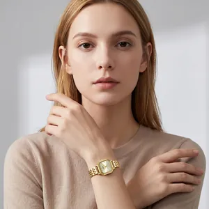 Κομψό χρυσό οκταγωνικό γυναικείο ρολόι quartz με ατσάλινο μπρασελέ στο μοντέλο