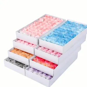 Teste di rose di sapone artificiale in scatola, colori assortiti per matrimoni e regali.